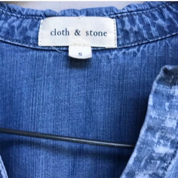 Anthropologie Cloth + Stone blue chambray button down long sleeve size small top - Picture 2 of 4